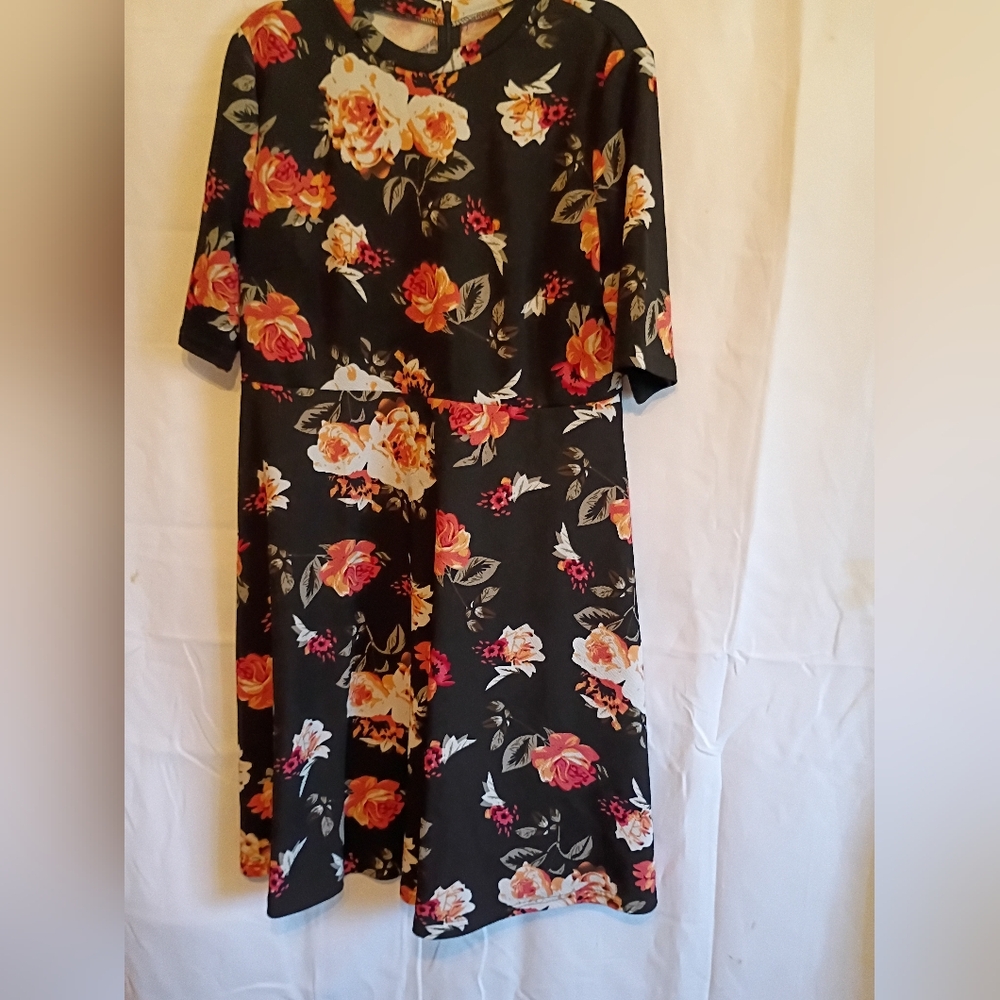 Floral Dress Size 1xl Brand Not Labeled Black with Orange Pink & Cream Flowers.